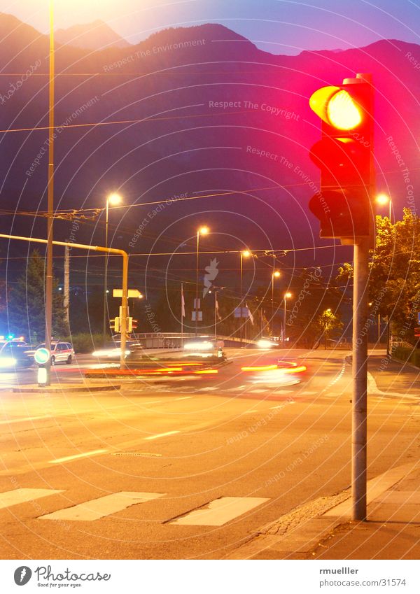 HALT Ampel rot Nacht Langzeitbelichtung Dinge Straße PKW