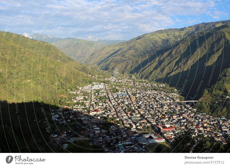 The city of Banos in Ecuador from above Tourismus Ausflug Abenteuer Sightseeing Sommer Umwelt Natur Landschaft Klima Klimawandel Wetter Schönes Wetter