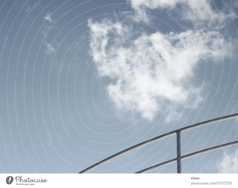 Geländer vor Wolke himmel architektur hell bauwerk struktur wolken linien kunst geländer handlauf eisen metall oben schwung rund treiben ziehen parallel