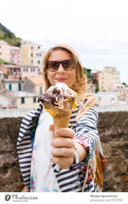 Junge Frau hält italienisches Eiscreme in der Hand. Dessert Speiseeis Italienische Küche Freude Ferien & Urlaub & Reisen Tourismus Sommerurlaub feminin