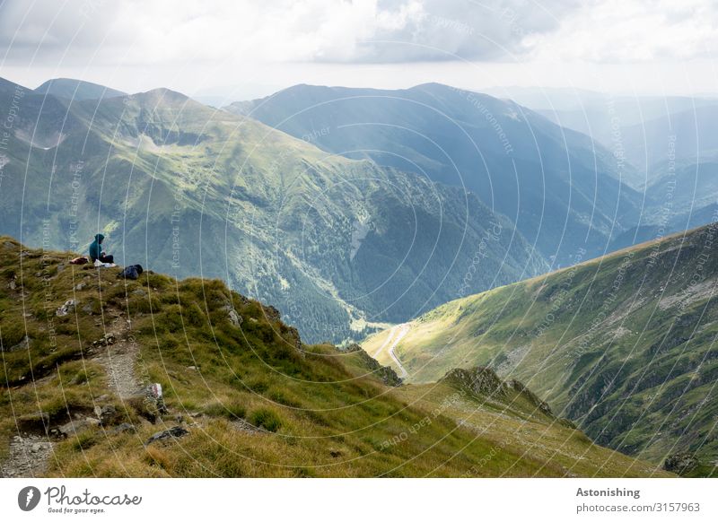 die Aussicht genießen Mensch feminin Körper 1 Umwelt Natur Landschaft Himmel Wolken Horizont Sommer Wetter Schönes Wetter Pflanze Gras Hügel Felsen