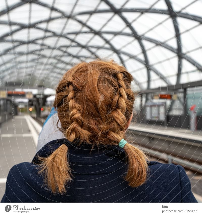 Flechtwerk Mensch feminin Frau Erwachsene Leben Kopf 1 Bahnhof Verkehr Öffentlicher Personennahverkehr Wege & Pfade rothaarig Zopf warten Beginn Hamburg Stadt