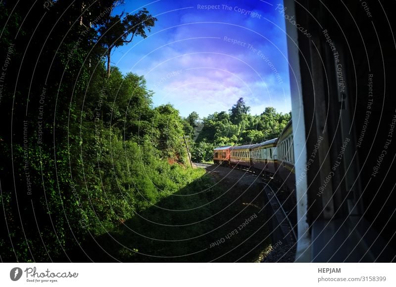 Blick von der Bahnlinie macht ein schönes natürliches Gebirge. Ferien & Urlaub & Reisen Tourismus Ausflug Berge u. Gebirge Natur Landschaft Wald Hügel Fluss