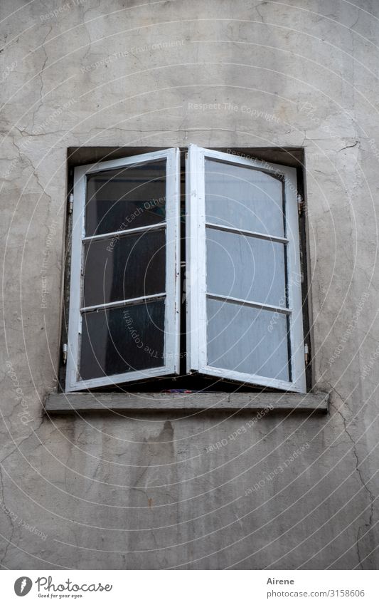 halb | UT Hamburg Fenster Häusliches Leben einfach trist bescheiden sparsam Einsamkeit Langeweile Ordnung Unlust Stadt aufmachen schließen lüften normal