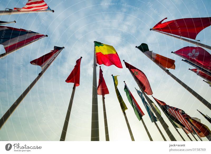 Fahnen stehen für Selbständigkeit, Unabhängigkeit und Einheit Veranstaltung Himmel Wolken Sammlung Nationalflagge Fahnenmast authentisch hoch lang oben viele