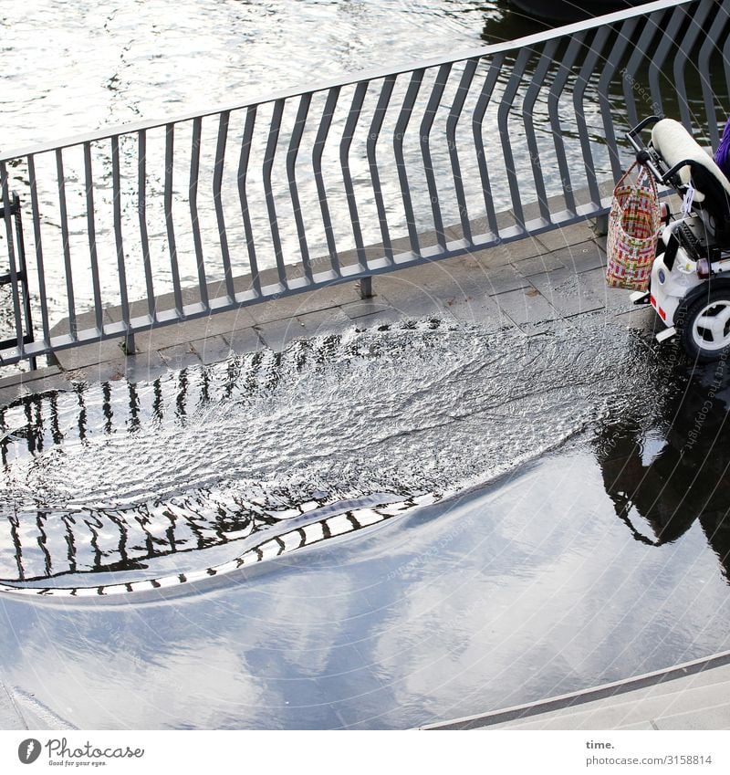 Welle machen Wasser Himmel Wolken Schönes Wetter Flussufer Pfütze Überschwemmung Geländer Verkehrswege Personenverkehr Wege & Pfade Rollstuhl Einkaufstasche