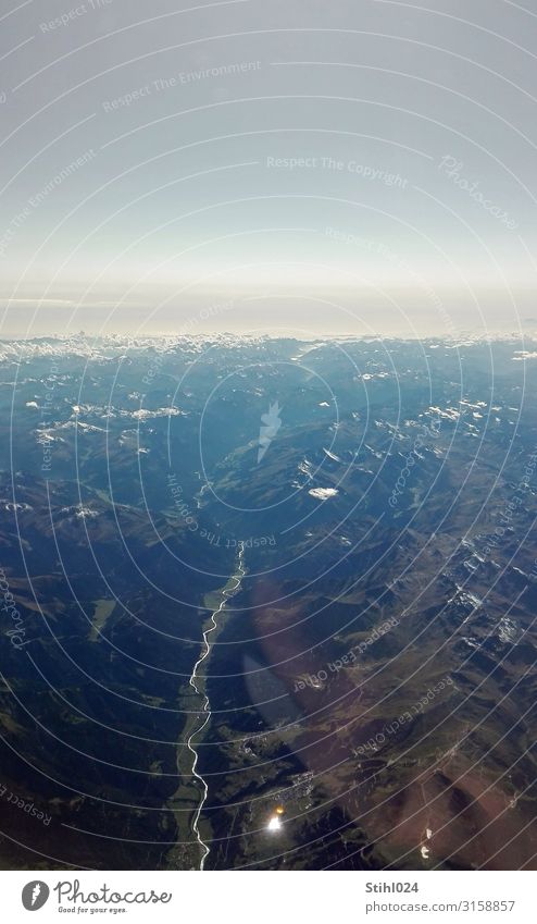 Flusstal - Flug über die Alpen Tourismus Ferne Berge u. Gebirge Landschaft Himmel Horizont Sommer Schönes Wetter Gletscher Schlucht fliegen groß hoch blau