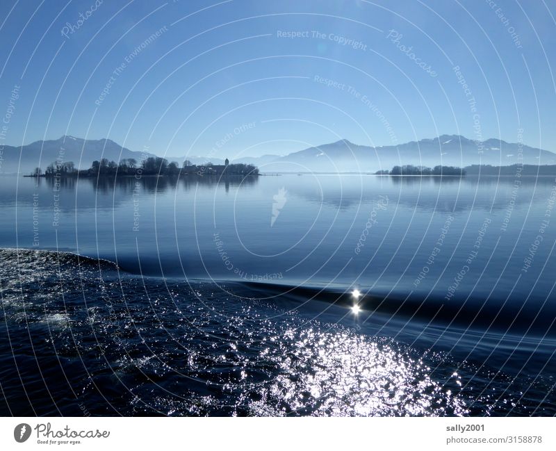 Winter am See - erfrischend kühl Chiemsee Bayern Welle windstill ruhig Alpen Kampenwand Voralpenland Chiemgau Fraueninsel Kirchturm Lichtreflexion