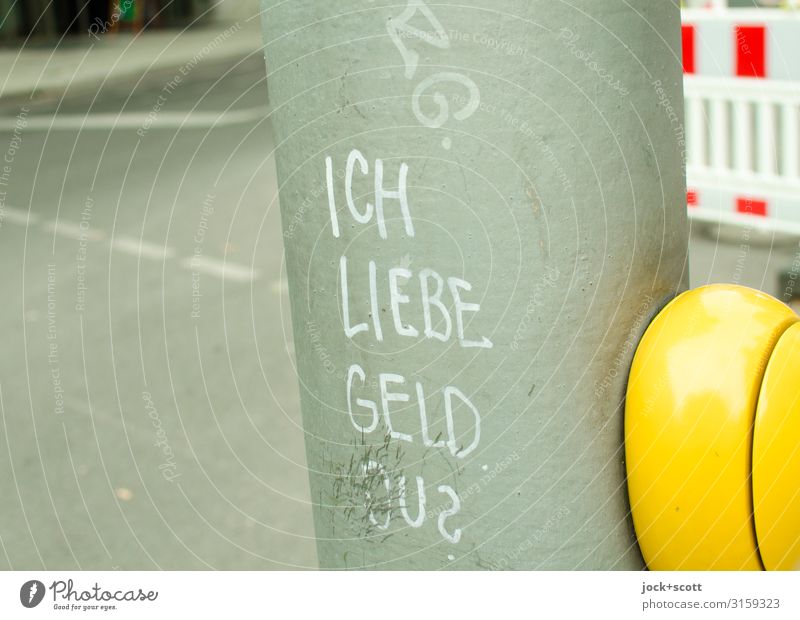 Frage des Geldes Straßenkunst Berlin-Mitte Straßenkreuzung Barriere Fahrbahnmarkierung Pfosten Taste Handschrift Großbuchstabe Fragen listig Ehrlichkeit Neugier