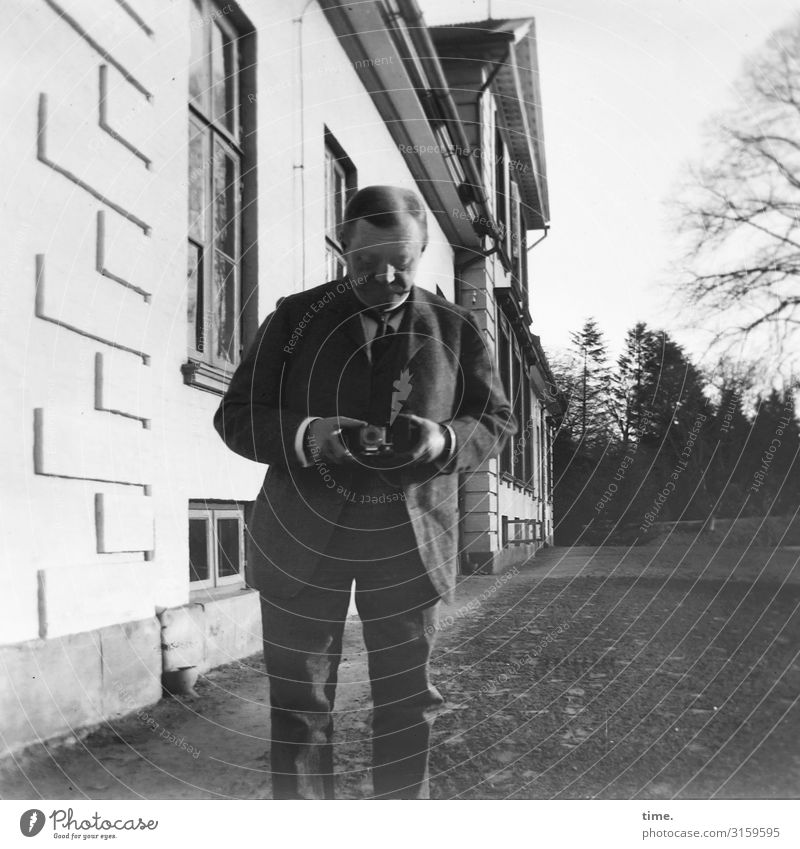 photographing the photographer Freizeit & Hobby maskulin Mann Erwachsene 1 Mensch Fotokamera Fotograf Fotografieren Haus Mauer Wand Fassade Anzug brünett