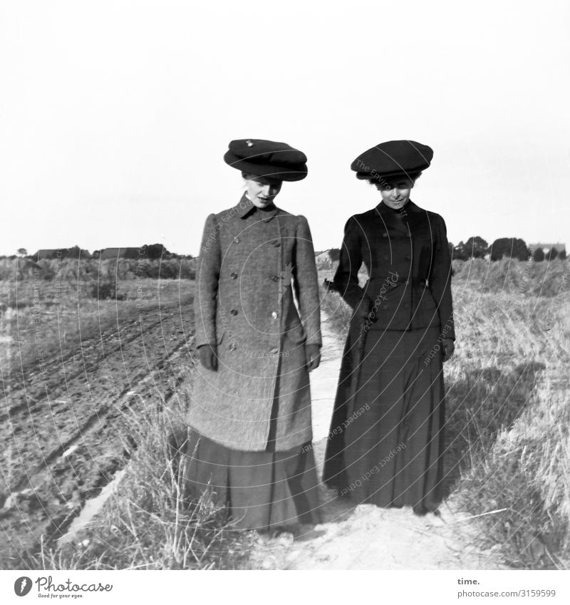 von Frau zu Frau feminin Erwachsene 2 Mensch Umwelt Natur Landschaft Horizont Schönes Wetter Wiese Feld Wege & Pfade Rock Mantel Hut Blick stehen Zusammensein