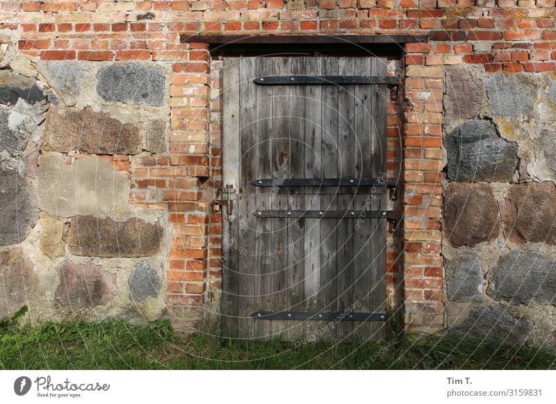 Bauernhof Polen Haus Bauwerk Gebäude Stall Tür Zeit Stein Mauer Farbfoto Außenaufnahme Menschenleer Tag