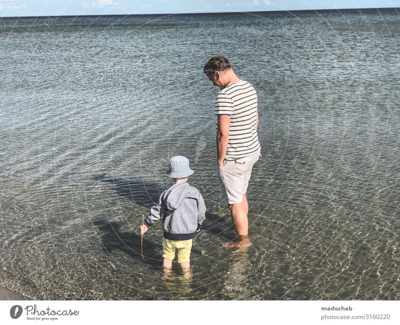 Im Meer stehen Kind Vater Urlaub Wasser Kleinkind Sohn Erholung Sommer Familie & Verwandtschaft Ferien & Urlaub & Reisen Zusammensein Natur Lifestyle Menschen