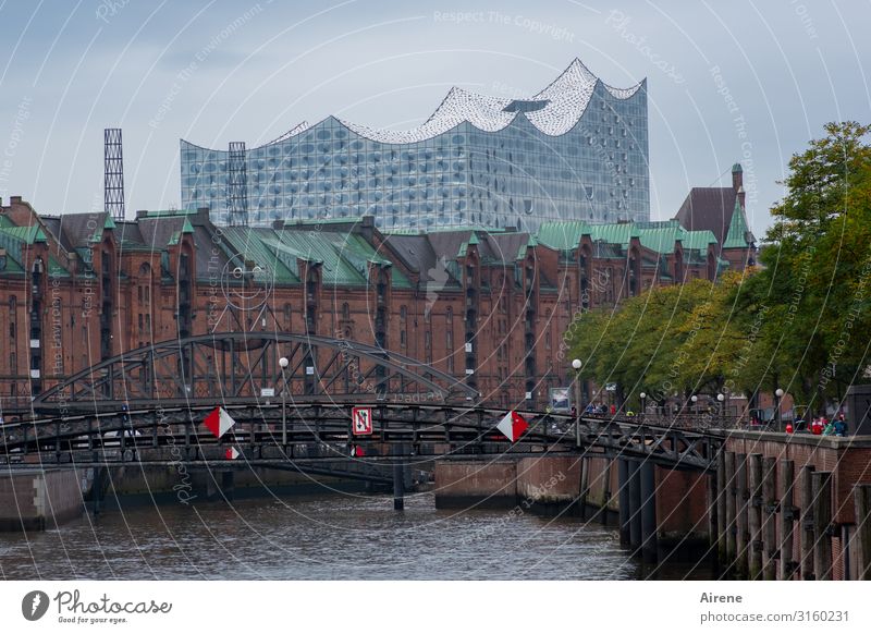 Harmonie am Horizont | UT Hamburg Himmel schlechtes Wetter Fluss Kanal Brücke Architektur Fassade Sehenswürdigkeit Alte Speicherstadt Elbphilharmonie