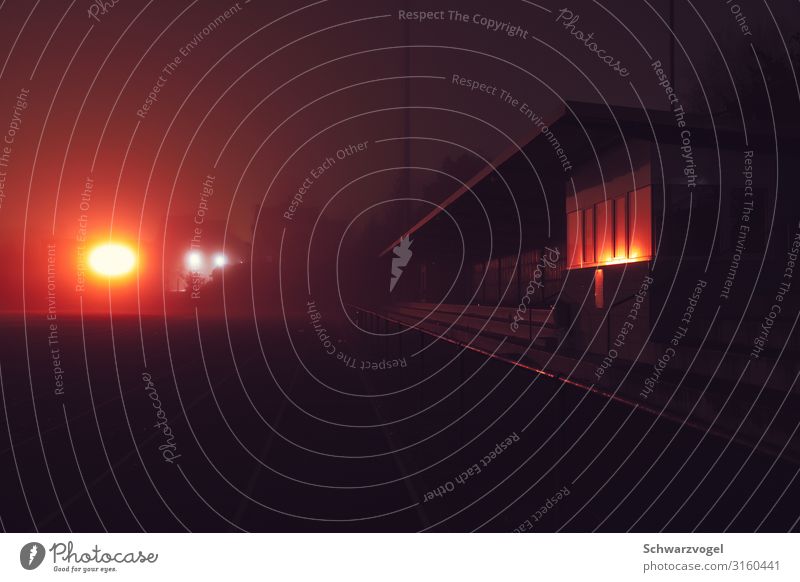 Bzzzzzzzt! Sport Tribüne Sportstätten Stadion laufen leuchten bedrohlich gruselig rot Traurigkeit Sorge Trauer Einsamkeit Angst gefährlich Endzeitstimmung