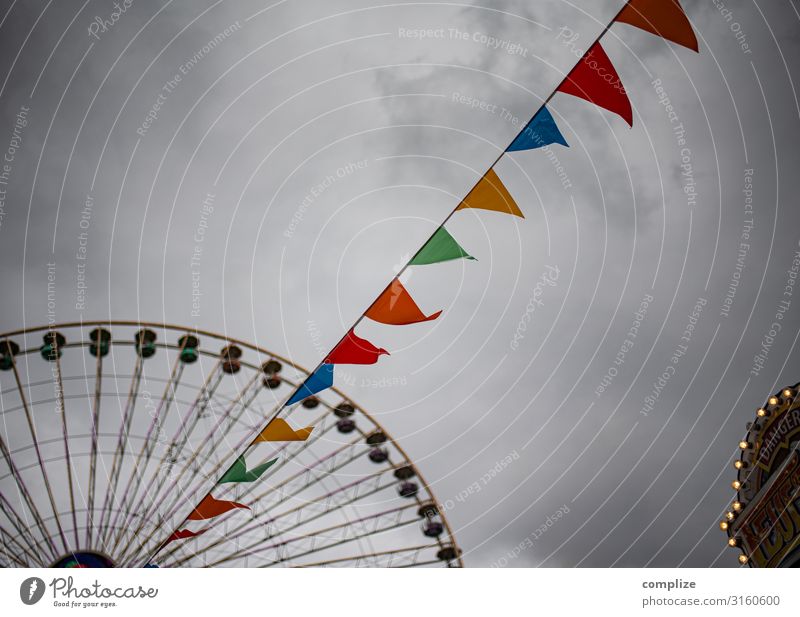 Volksfest, Kirmes & Jahrmarkt | Riesenrad Lifestyle Freude Entertainment Feste & Feiern Oktoberfest Stadt Fahne mehrfarbig Sturm bedrohlich Unwetter Wind