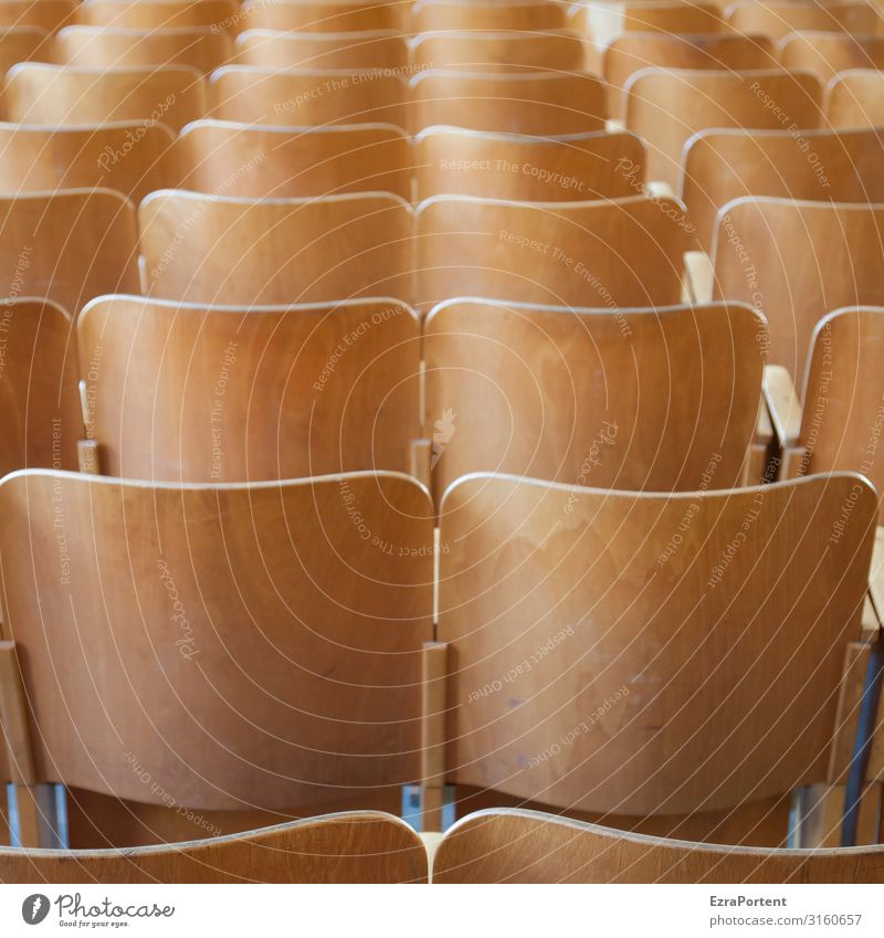 Aula Holz braun Stuhl Stuhllehne viele Versammlung Hörsaal Reihe Sitzreihe Farbfoto Innenaufnahme Muster Strukturen & Formen Menschenleer