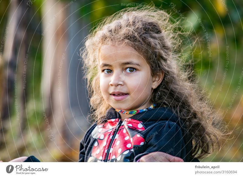 Mädchen mit langen lockeren dunklen Haaren Haare & Frisuren Garten Kind feminin 1 Mensch 3-8 Jahre Kindheit Natur Jacke brünett langhaarig Locken Lächeln frei