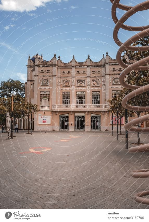 Theater Stadt Stadtzentrum Altstadt Bauwerk Gebäude Architektur Fassade Balkon Fenster Tür alt sportlich blau braun rosa Platz Jugendstil Figueres Farbfoto