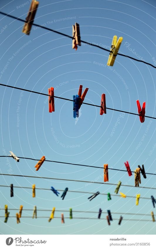 Wäscheleine | Seilschaft Wäscheklammern Himmel blau aufhängen bunt leer warten trocknen Kleidung Luft luftig waschen Klammer Hausarbeit Haushalt halten sauber