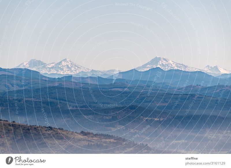 Three sisters Himmel Herbst Schönes Wetter Nebel Berge u. Gebirge Gipfel Schneebedeckte Gipfel Vulkan blau braun Oregon three sisters cascade mountains Farbfoto