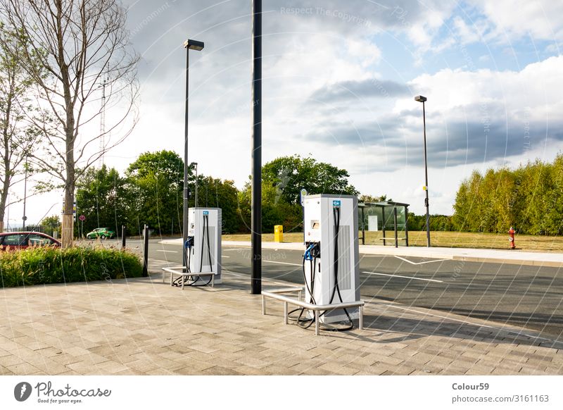 Stromtankstelle Umwelt Sommer fahren Kraft Station Tank E Tankstelle tanken ökonomisch co 2 zukunft Tanksäule Fortschritt energie Farbfoto Außenaufnahme Tag