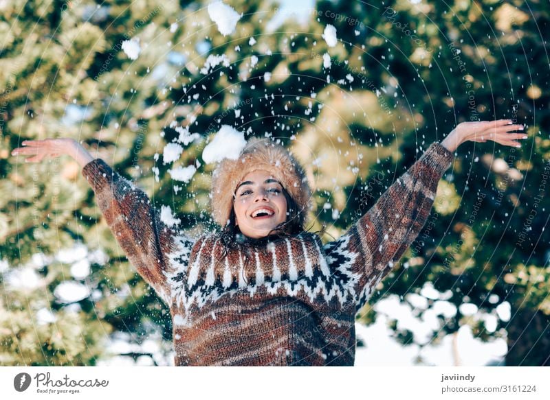 Junge Frau genießt die verschneiten Berge im Winter Lifestyle elegant Glück schön Haare & Frisuren Gesicht Freizeit & Hobby Schnee Berge u. Gebirge Mensch