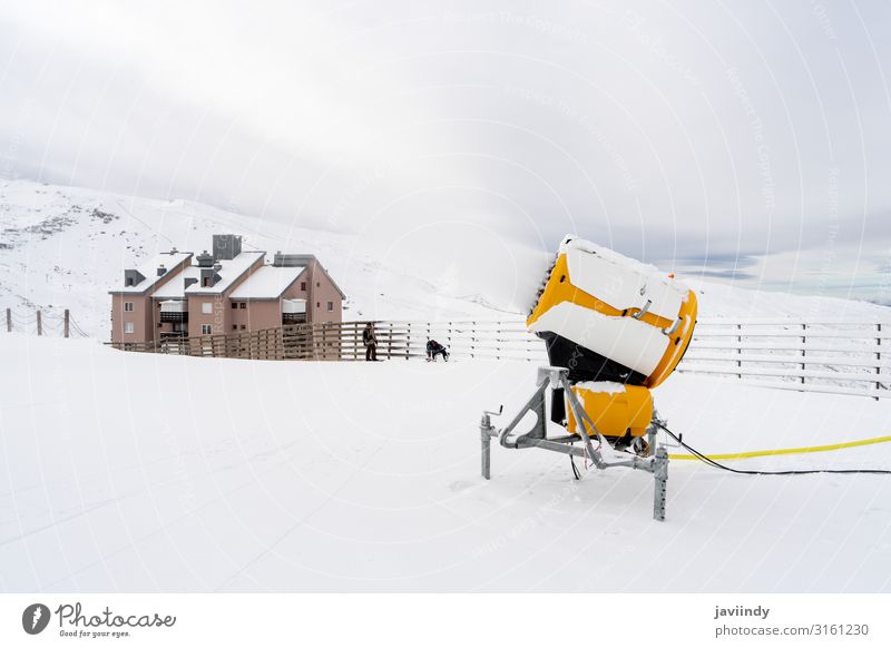 Schneekanone im Einsatz in der Sierra Nevada Ferien & Urlaub & Reisen Tourismus Winter Berge u. Gebirge Sport Technik & Technologie Natur machen weiß kalt