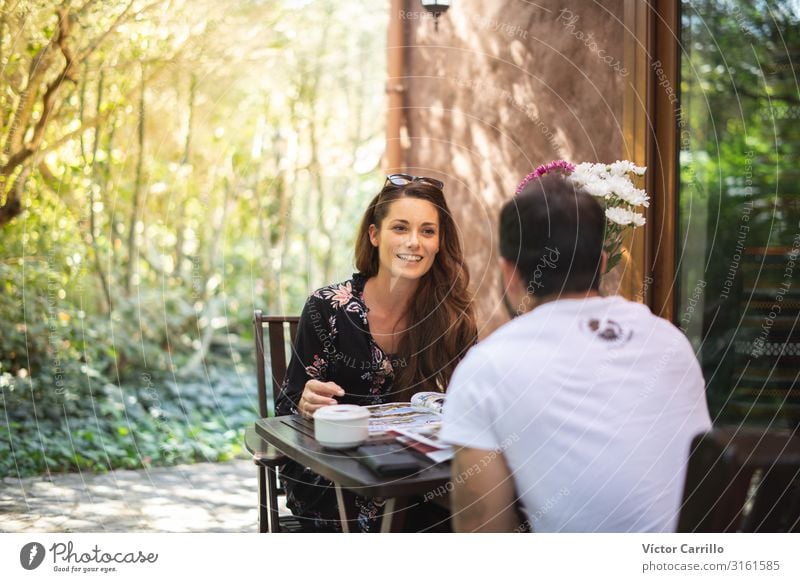 Ein entspanntes Paar, das sich in der Natur unterhält. Lifestyle Reichtum elegant Mensch maskulin feminin Junge Frau Jugendliche Junger Mann Erwachsene Partner