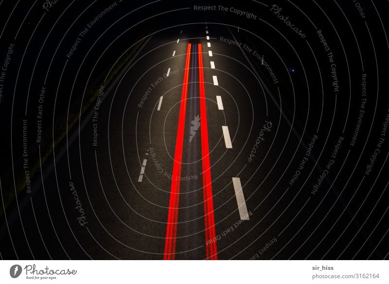 Red Lines Menschenleer Verkehr Autofahren Autobahn Fahrzeug Beton rot schwarz Mittellinie Rücklicht Fahrbahn Fahrbahnmarkierung Asphalt Nachtaufnahme Linie