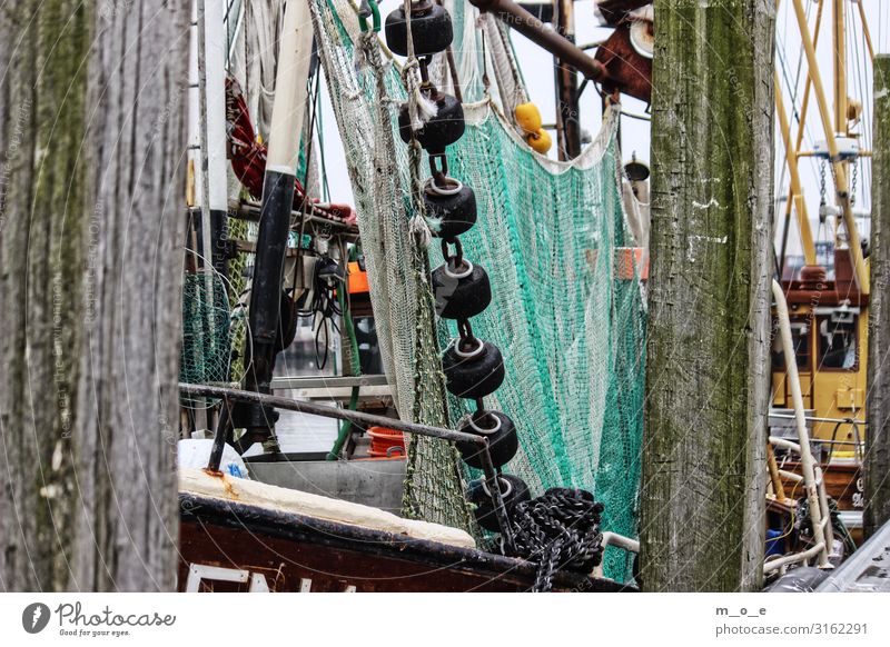 Fischkutter im Hafen von Bensersiel Fischer Seil Wasser Küste Meer Fischerdorf Hafenstadt Schifffahrt Bootsfahrt Fischerboot Wasserfahrzeug Segel An Bord