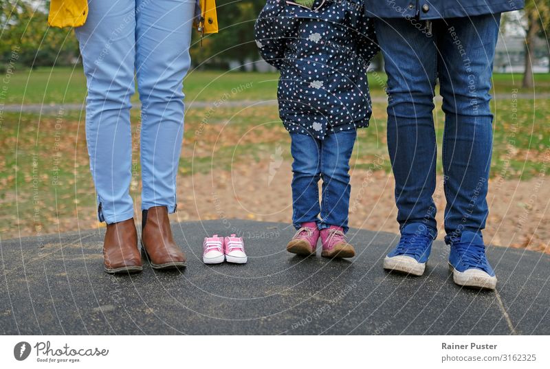 Wachsenden Familie: Eltern, Tochter und erwartetes zweites Kind Kleinkind Mädchen Junge Frau Jugendliche Junger Mann Erwachsene Mutter Vater Geschwister