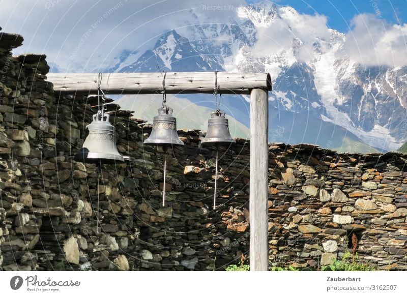 Bergglocken Tourismus Ferne Berge u. Gebirge Wolken Kirche Ruine Mauer Wand Glockenturm Ferien & Urlaub & Reisen wandern alt exotisch blau braun Güte geduldig