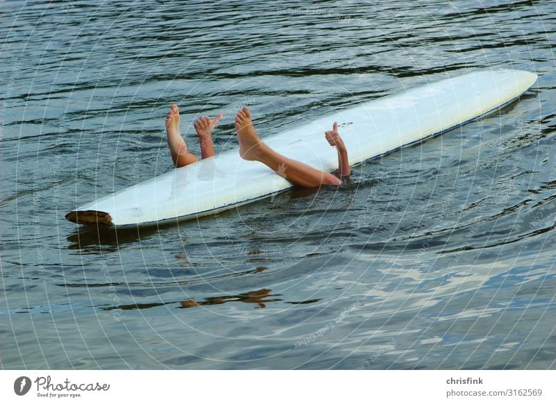 Junge unter Surfbrett Freude Freizeit & Hobby Ferien & Urlaub & Reisen Ausflug Strand Meer Wellen Sport Surfen Kind Junger Mann Jugendliche Kindheit Erwachsene