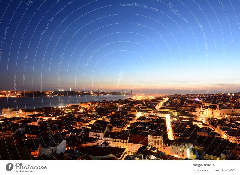 Blick auf Lissabon bei Sonnenuntergang. schön Ferien & Urlaub & Reisen Tourismus Sightseeing Haus Landschaft Himmel Stadt Stadtzentrum Altstadt Skyline Platz