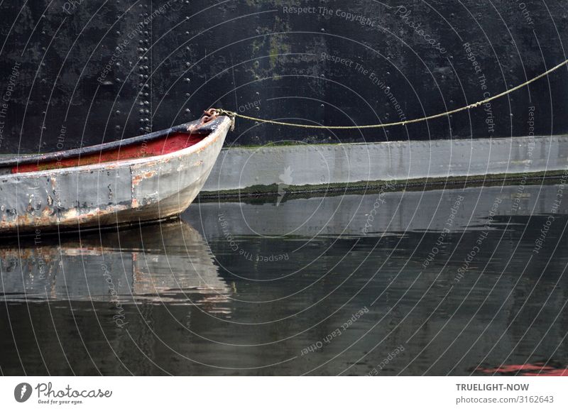 Dunkles, altes Mutterschiff mit hellem, alten Kahn in | Seilschaft Beiboot Schiffsrumpf Bindung Eisen Wasser ruhig Fluss Spiegelung schwarz rot grau anlegen