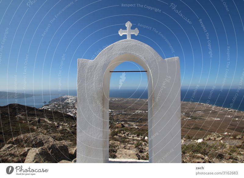 Tor zum Himmel Landschaft Wasser Hügel Küste Meer Mittelmeer Ägäis Caldera Insel Santorin Kykladen Griechenland Dorf Kirche Kreuz blau Glaube Religion & Glaube