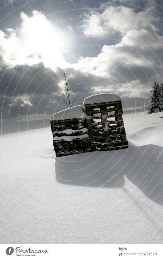 paletten im winter Winter Wolken kalt weiß tief Horizont dunkel Berge u. Gebirge Schnee Schatten Sonne hell Himmel blau