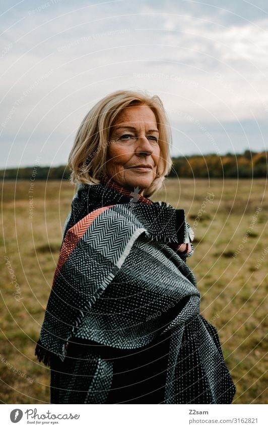 Traudl Lifestyle elegant Stil Frau Erwachsene Weiblicher Senior 60 und älter Natur Landschaft Herbst Schönes Wetter Wiese Schal blond langhaarig Erholung