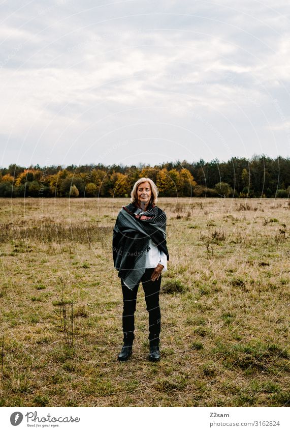 Traudl Lifestyle elegant Stil Frau Erwachsene Männlicher Senior Mann 45-60 Jahre Natur Landschaft Himmel Herbst Schönes Wetter Wiese Wald Jeanshose Schal Tuch