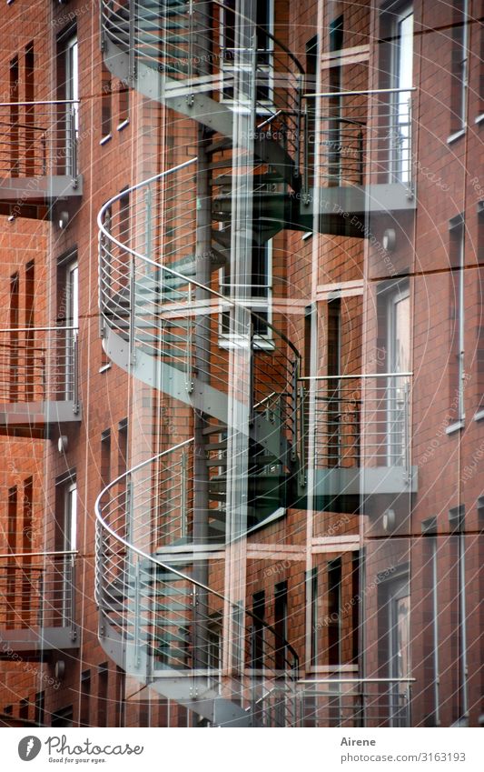 Treppenwitz | UT Hamburg Alte Speicherstadt Hafenstadt Menschenleer Haus Backsteinfassade Wendeltreppe Außentreppe Notausgang Fassade Fenster Fluchtweg Metall