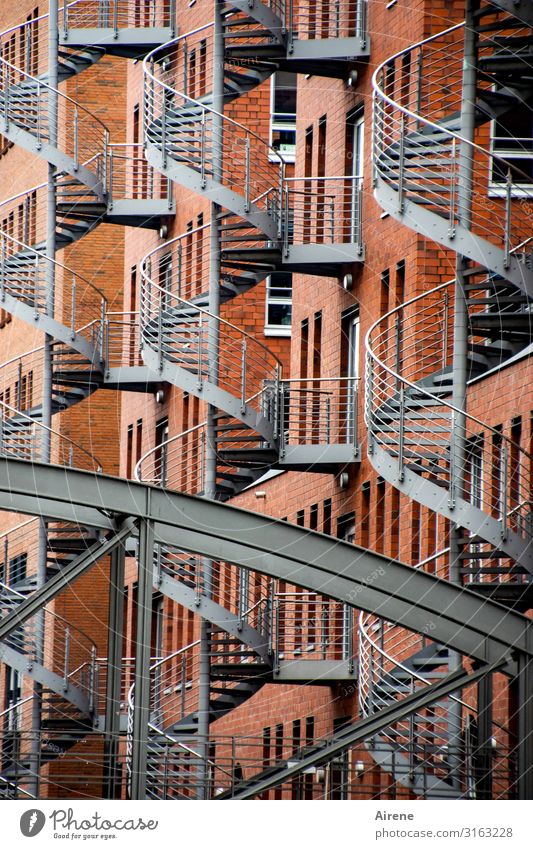 Witztreppe | UT Hamburg Alte Speicherstadt Brücke Architektur Wendeltreppe Außentreppe Notausgang Treppe Fassade Fenster Fluchtweg Metall Backstein Spirale