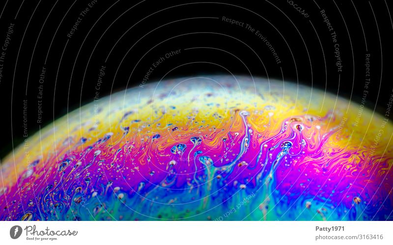 Fließende Interferenzfarben auf einer Seifenblase Wissenschaften Physik Oberflächenspannung Verwirbelung Planet Flüssigkeit rund verrückt mehrfarbig schwarz