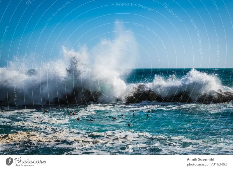 Wellen brechen sich an Felsen im Sonnenschein Sinnesorgane Erholung Schwimmen & Baden Angeln Fischereiwirtschaft Umwelt Natur Landschaft Urelemente Luft Wasser