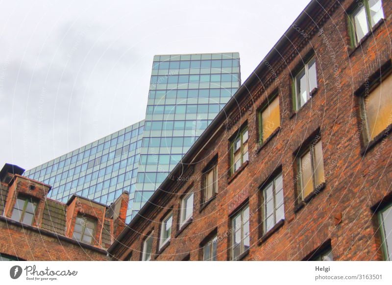 Fassaden eines alten Backsteinhauses und eines modernen Hochhauses hintereinander Himmel Wolken Herbst Hamburg Hafenstadt Stadtzentrum Menschenleer Haus Bauwerk