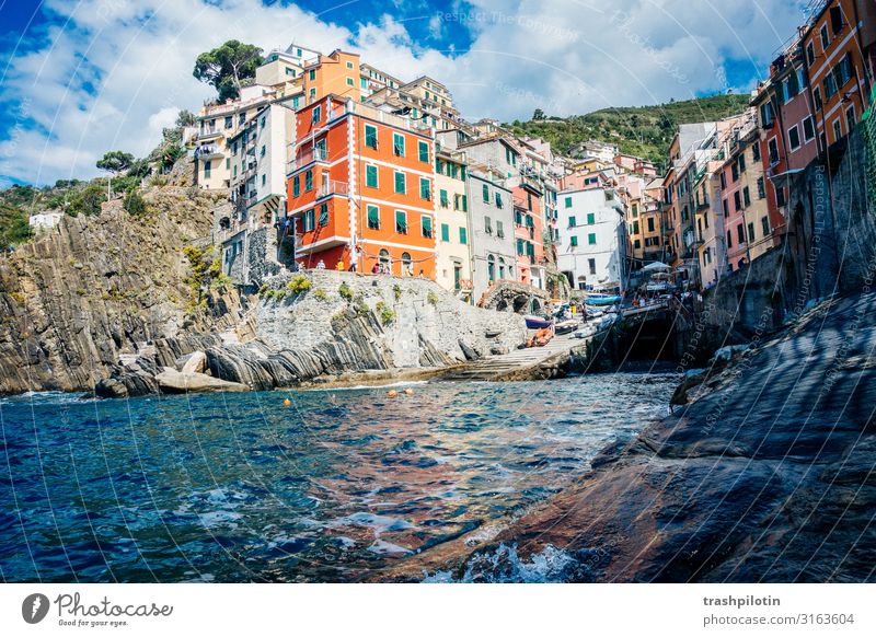 Cinque Terre Natur Landschaft Sommer Wellen Meer Riomaggiore Italien Europa Kleinstadt Haus Fassade Sehenswürdigkeit Wahrzeichen Ferien & Urlaub & Reisen