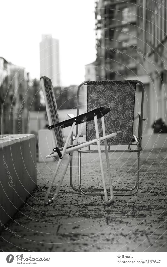 Leere Campingstühle in der Innenstadt Campingstuhl Stuhl Terrasse Stadt Stadtleben Chemnitz Brühl Schwarzweißfoto Menschenleer Boulevard Klappstühle urban