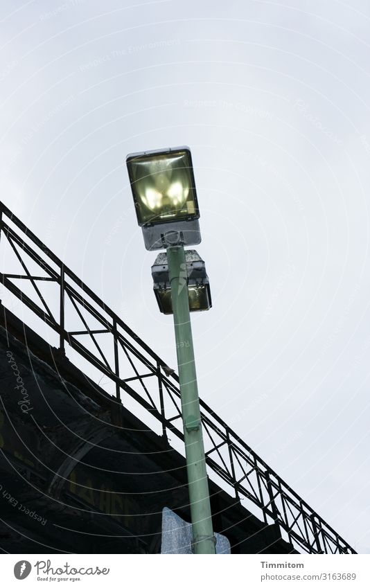 Auf zum Gleisdreieck Ferien & Urlaub & Reisen Himmel Berlin Stadt Hauptstadt Verkehr Schienenverkehr Glas Metall Linie leuchten alt ästhetisch blau grün schwarz