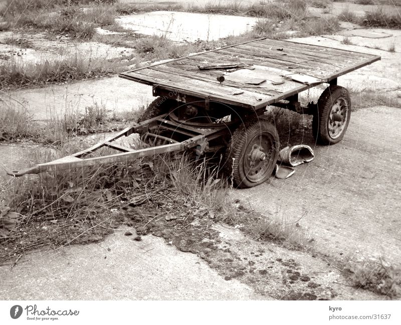 ein bollerwagen Wagen Grauwert Holz verfaulen Industrie Rost Sepia Rad deichsel Perspektive Metall Güterverkehr & Logistik alt Bodenplatten