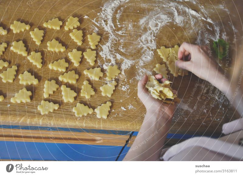 mehr kekse Plätzchen Keks Weihnachtsgebäck Weihnachtsbacken Weihnachten & Advent Teigwaren Interpretation Süßwaren Tannenbäumchen stechen lecker Zucker süß Mehl